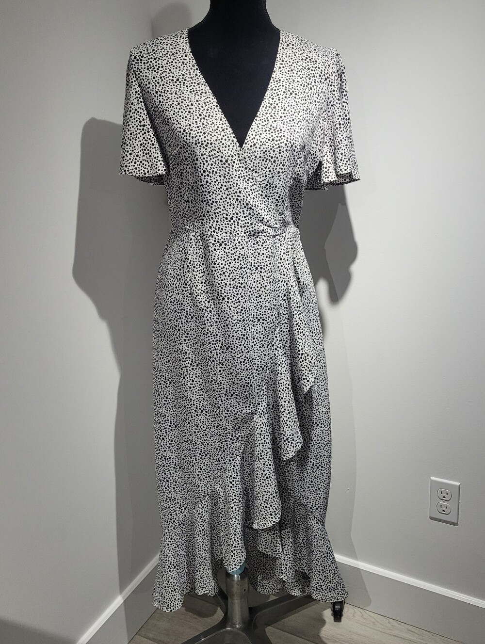 Suzy Shier Women's Black and White Print Ruffle Hem V Neck Maxi Wrap Dress Small